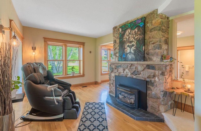 Luxury Hillside Farmhouse on The Bay of Quinte