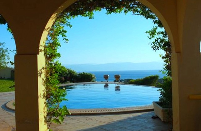 Villa de lujo en la cima de la colina con fantásticas vistas al mar desde una piscina aislada muy privada.