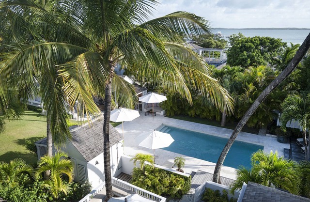 Luxury Holiday Estate with Pool, minutes walk from Pink Sands beach