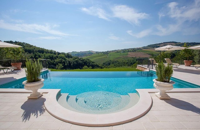 Vacaciones de lujo con piscina privada y panorámica en la naturaleza