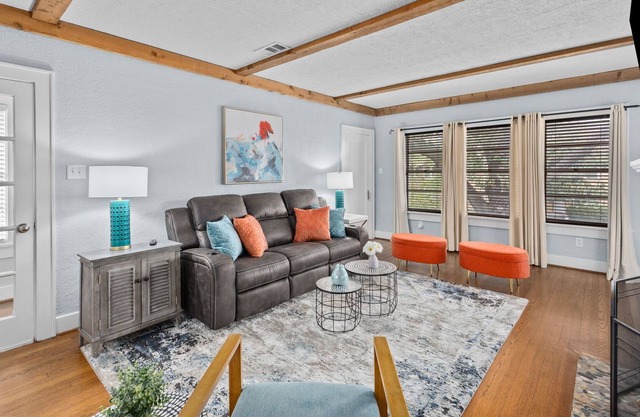 Luxury Home - 15 min from DT!
