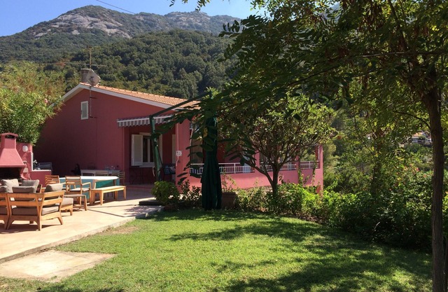 Casa de lujo de un salto del mar con amplias terrazas panorámicas