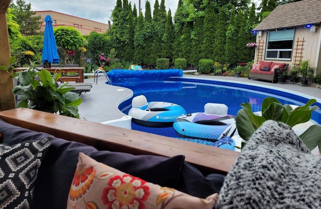 Casa de lujo con patio paradisíaco. Piscina, madera, granito, 3 recámaras, 2 baños.