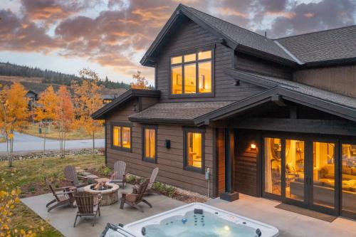LUXURY HOME by the river! Walk to Shuttle, Hot Tub, Fire Pit, designer finishes!