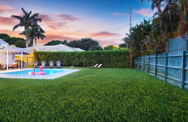 Luxury Home Heated Pool Walk to BEACH! BBQ, EV, Fast WIFI Golf Simulator Soon