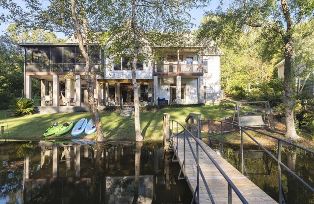 Luxury Home in Quiet Cove-SUPs Kayaks BBall Arcade