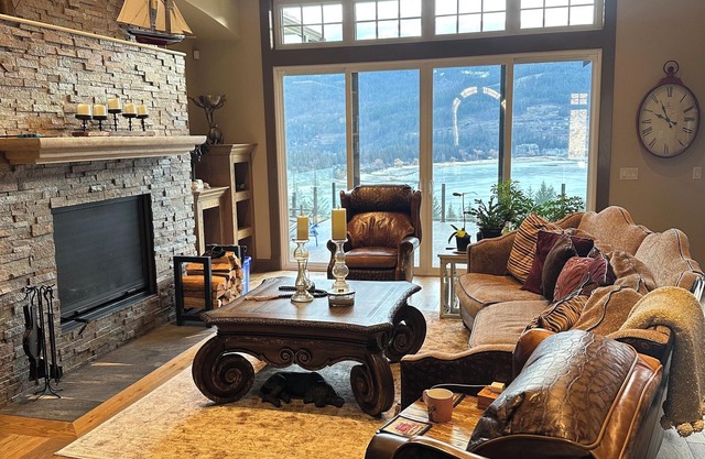 Luxury home in Sicamous, overlooking Mara lake in the Shuswap