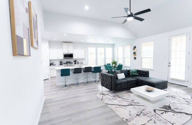 Luxury Home Near Downtown Dallas – 3BR/3.5BA,