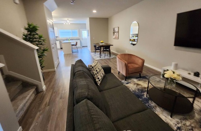 Luxury Home | Newly furnished | Sleeps 9 | Private Gym | 15mins to West Edm Mall