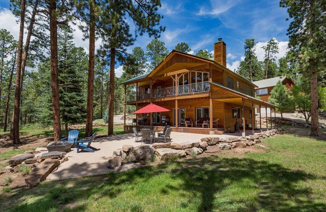 Luxury Home on 8 Acres - Fantastic Views and outdoor space - 20 Min to DGO