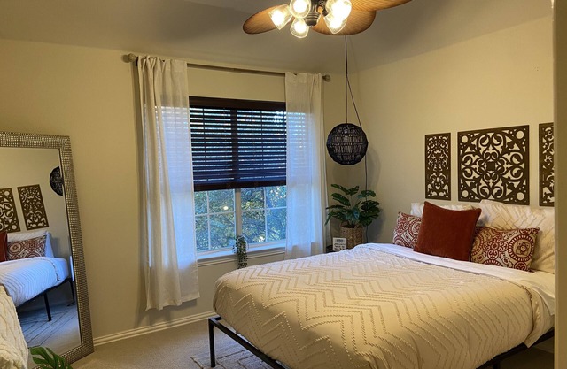 Luxury Home updated kitchen / Spa Bathrooms / and Grand Theater for movie night!