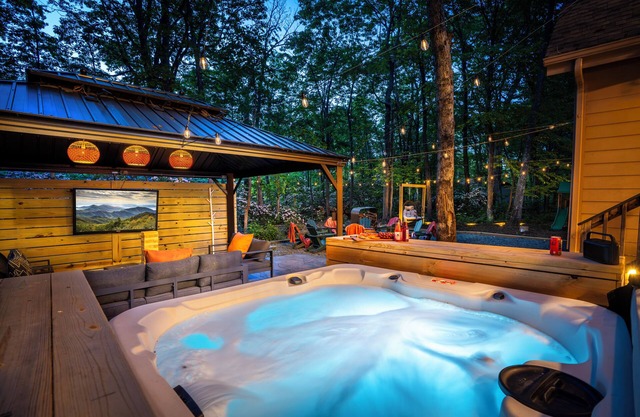 Luxury Home: Outdoor Lounge, Hot tub, FirePit, Family & Pet Friendly