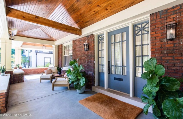 Luxury home w/ hot tub! Only 2 blocks from restaurants and bars! 4 mi from Derby