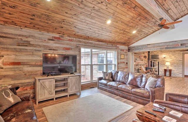 Casa de lujo con piscina + vistas al bosque - 29 millas a OKC!