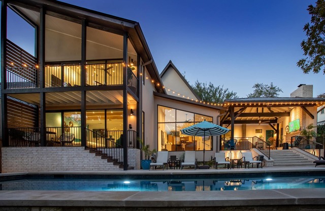 El lujo cumple con la comodidad 6BR / 3BA Inicio Fabuloso patio al aire libre y piscina 8 minutos en el centro de la ciudad