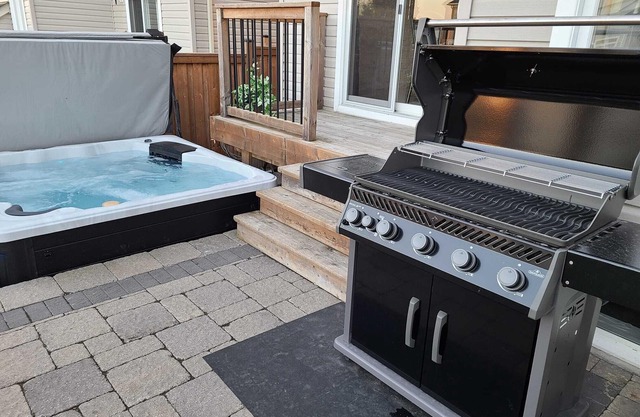 Luxury Home with Heated Pool, Hot Tub, BBQ & Beach - Living the Dream !!