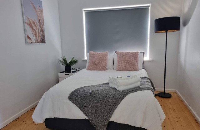 LUXURY HOME WITH KING BED, HOT TUB, WiFi, AC , Arcade games Netflix sleeps 9