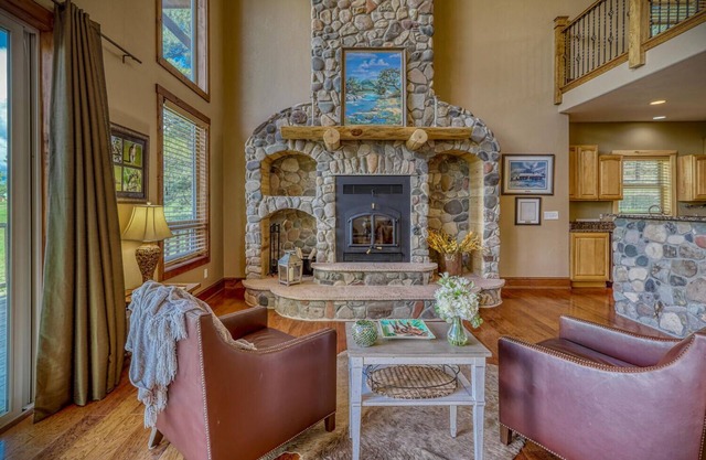 Luxury Home With Stunning Views! Take 3 Nights Get 4th Night Free!