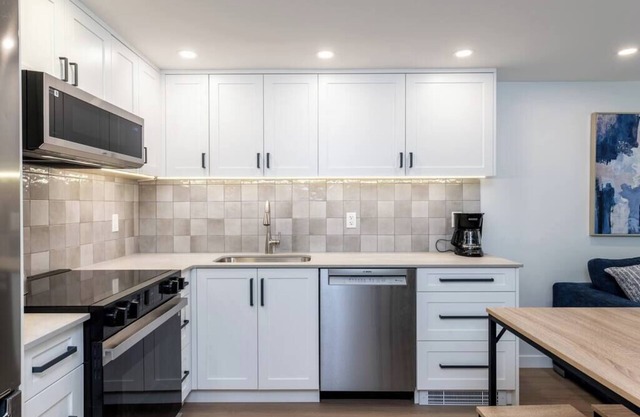 Luxury Horseshoe Bay Walking Distance to Ferry