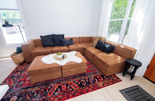 Luxury Hot Tub, Outdoor Fire Pit, Newly remodeled, Close to I-5, Walk to River