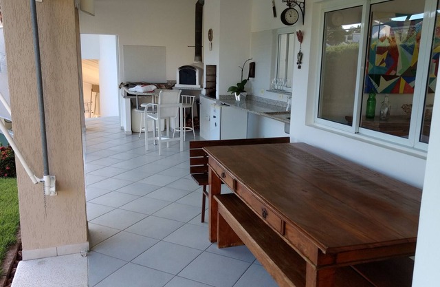 CASA DE LUJO EN CONDOMINIO CERRADO CON PISCINA Y PISTA DE TENIS PRIVADO