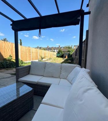 Luxury House in Ilford 21 minute Train journey from Central London