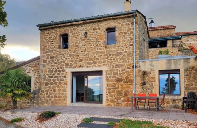 Luxury house, magnesium salt pool, sauna, gym. Sleeps 5