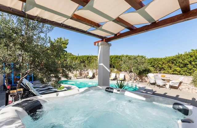 Casa de lujo con piscina, jacuzzi, playgro para niños, barbacoa, tranpoline, estacionamiento gratuito ...