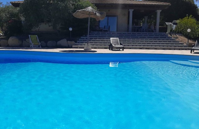 Casa de lujo con piscina privada y pista de tenis. Vista al mar