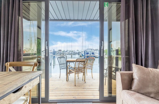 Casa flotante de lujo en el puerto deportivo de Volendam