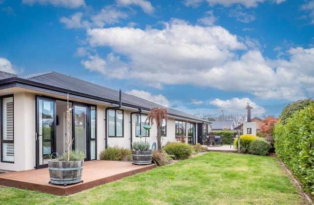 Luxury in Mapua Stylish and spacious luxury home in popular Mapua.