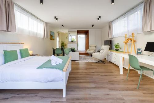 Luxury King studio with spa and private carpark