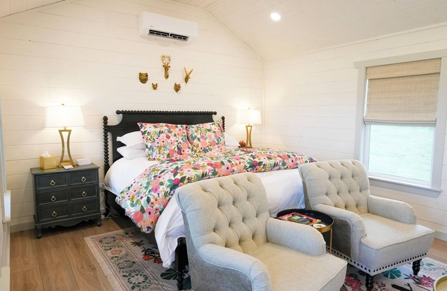 Relaxing cottage with private hot tub and firepit in the heart of wine country