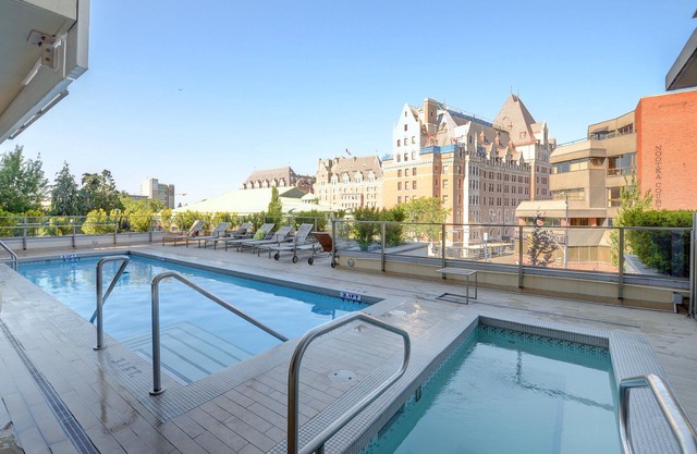 Luxury King Suite w/ Parking/Pool/Hot tub/Gym