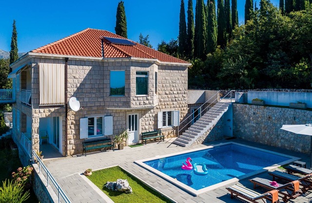 Villa de lujo en Konavle | Villa Oasis Cypress | 3 Dormitorios | Entorno rural | Hermosos jardines |