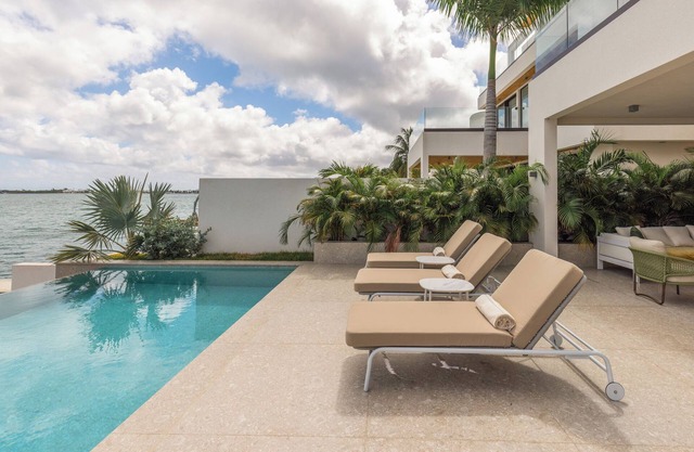 Luxury Lagoonfront Villa In Sint Maarten