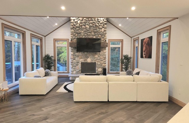 Luxury Lake Cottage with a rustic vibe just 2.5hrs away from GTA.