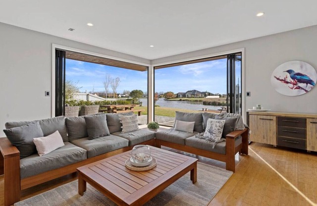 Luxury Lake Hood Holiday Home