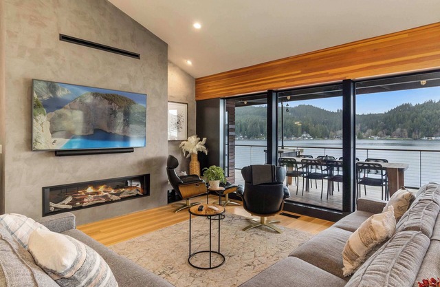 Luxury Lake Retreat Private Dock, Covered Hot Tub, Views, Kayaks