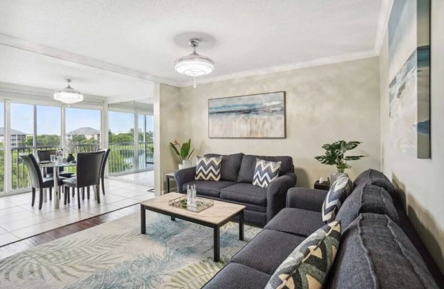 Luxury, Lake & Sunset Views, pool, 1/2mi to beach!