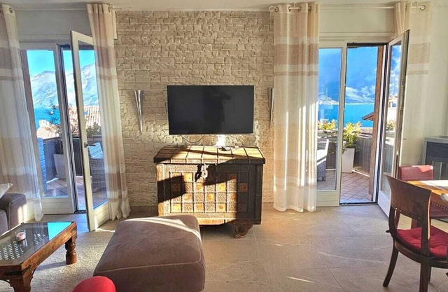 Noble, espacioso apartamento de 3 dormitorios con vista al lago en el casco antiguo de Limone