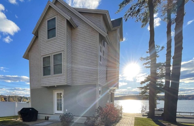 Luxury Lake Winnipesauke Waterfront with dock. 9mi Gunstock. Near Margate, Weirs