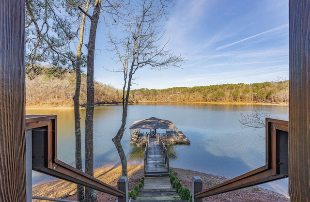 Luxury Lakefront Cottage w/ Kayaks and SUPs