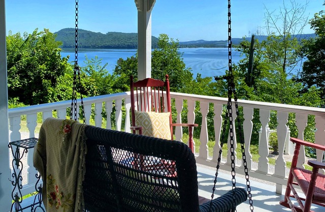 COLINA DE VERANO: ¡Impresionante 4BR! Ver LAKE OTSEGO! Muelle privado y cubierta levantada!