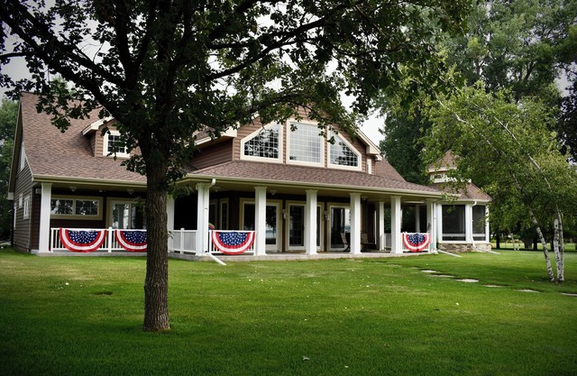 Luxury Lakefront Oasis: hot tub, Game Room & flat Private Beach!