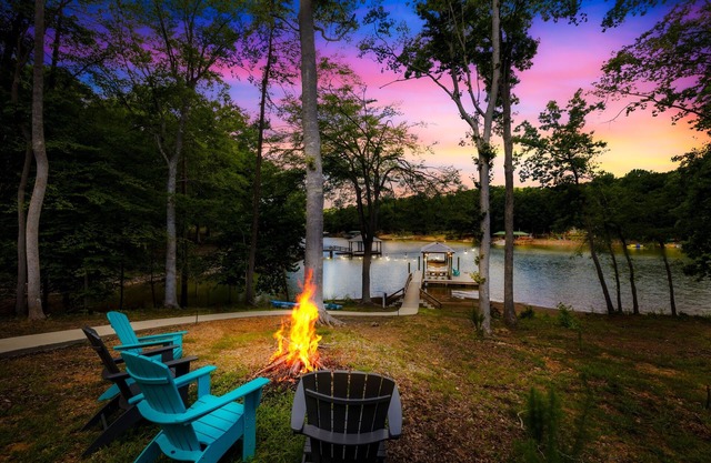 Luxury Lakefront Home, Games, Kayaks, 2 King Beds