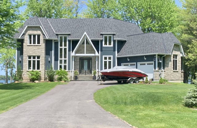 LUXURY LAKEHOUSE