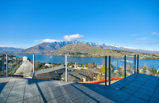 Luxury Lakeside Home - Remarkable View