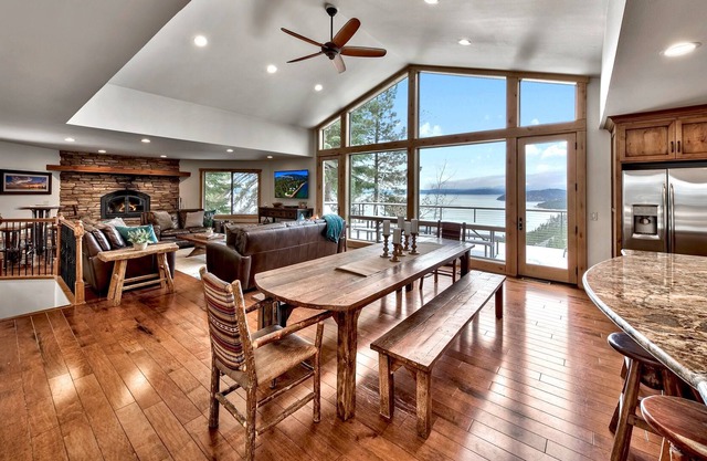Luxury Lakeview Estate-hot tub/pool table/mountain furnishings, Max occupancy 9.