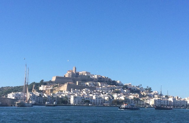 Apartamento de lujo de 3 dormitorios, con vistas a Marina Botafoch y Dalt Vila